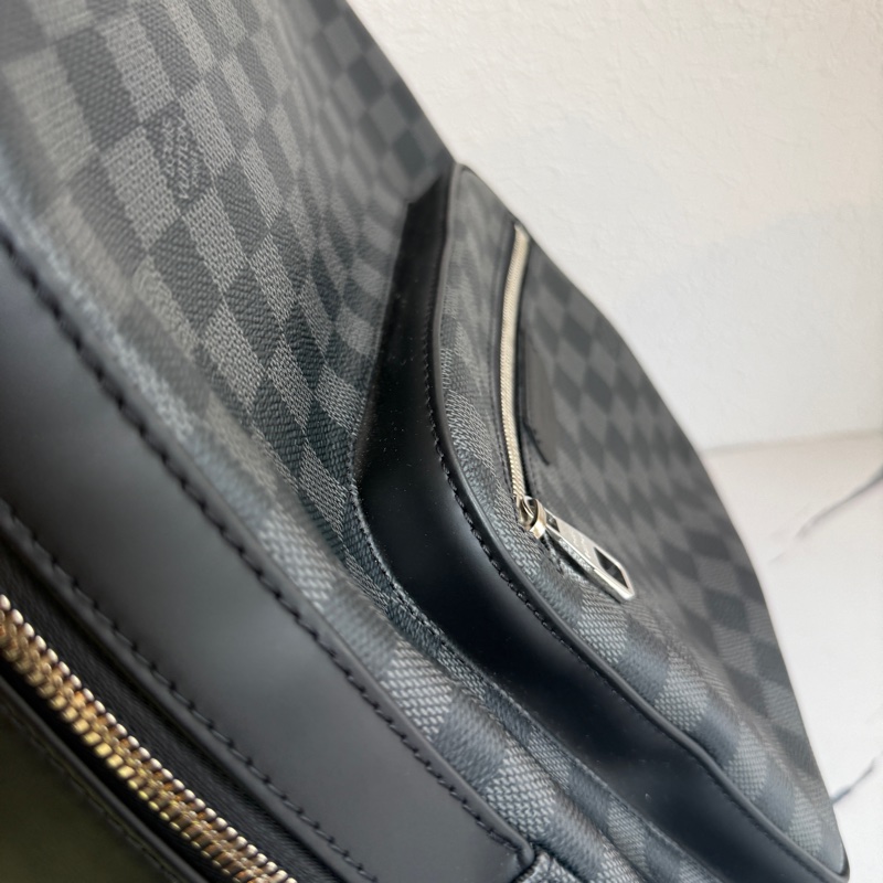 lv黑色棋盤後背包-7