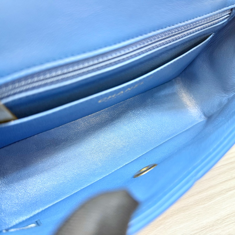 CHANEL藍色羊皮金釦CF20口蓋包/A69900-8