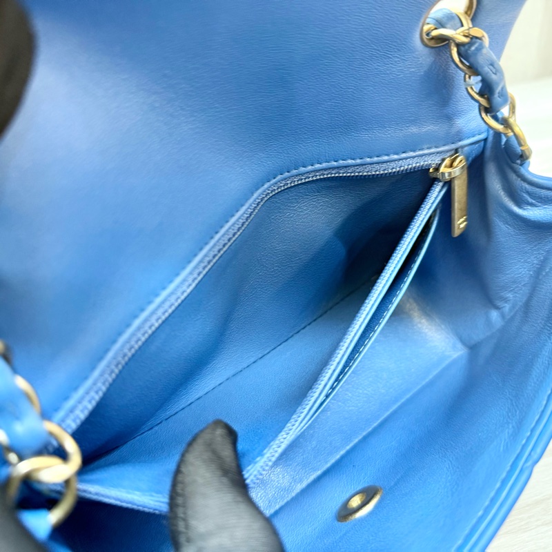 CHANEL藍色羊皮金釦CF20口蓋包/A69900-9