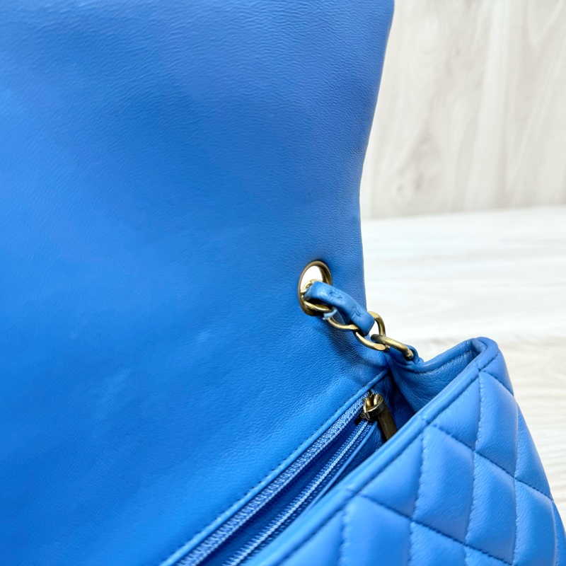 CHANEL藍色羊皮金釦CF20口蓋包/A69900-15