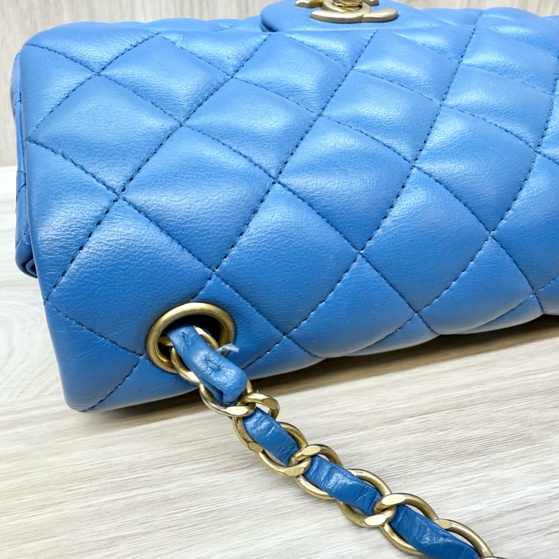 CHANEL藍色羊皮金釦CF20口蓋包/A69900-22