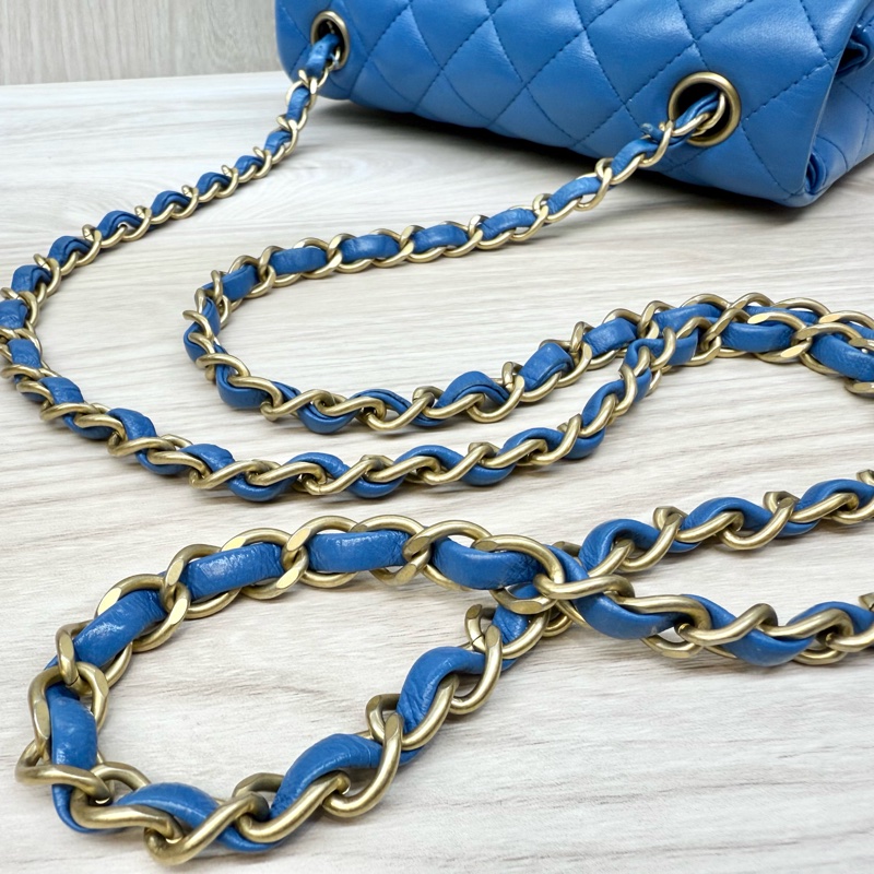 CHANEL藍色羊皮金釦CF20口蓋包/A69900-23