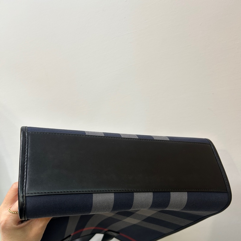Burberry藍灰格帆布直立式斜背托特包-7