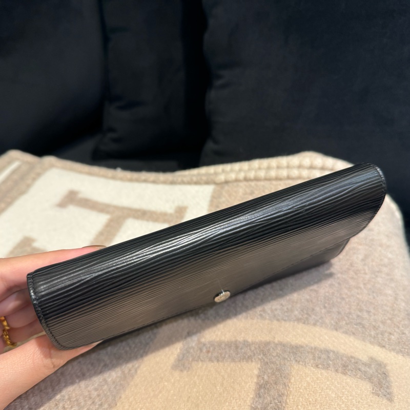 LV M60182黑色Epi釦式長夾 中性款超耐用-1