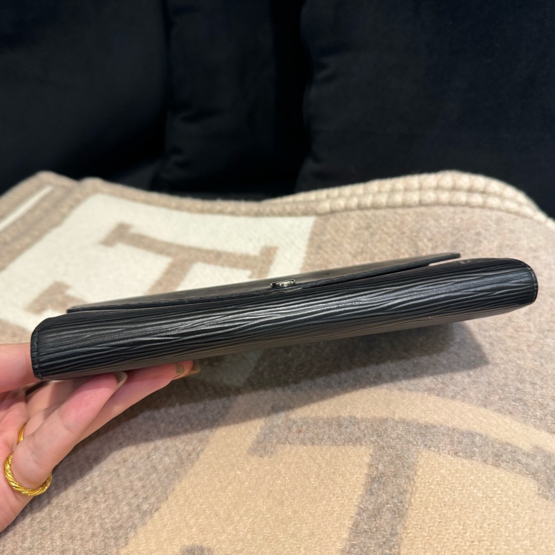 LV M60182黑色Epi釦式長夾 中性款超耐用-4