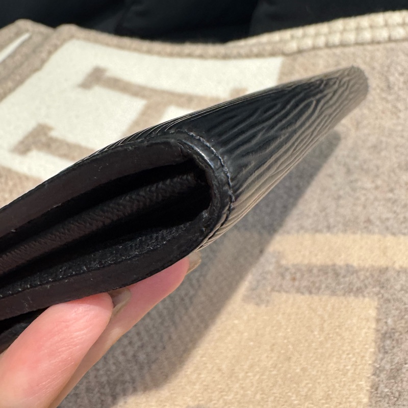 LV M60182黑色Epi釦式長夾 中性款超耐用-6