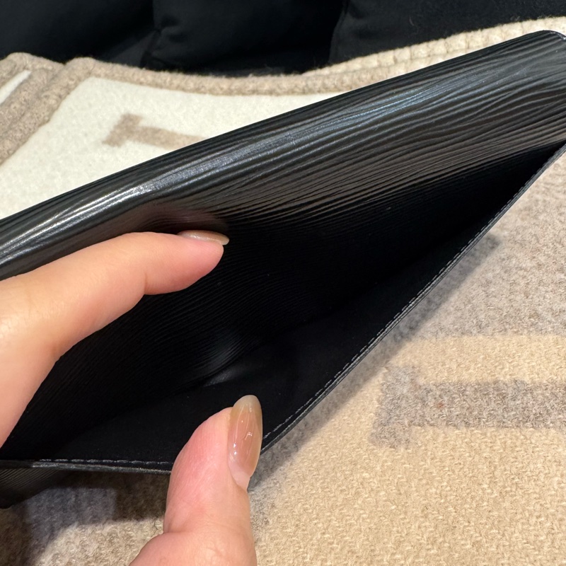 LV M60182黑色Epi釦式長夾 中性款超耐用-7