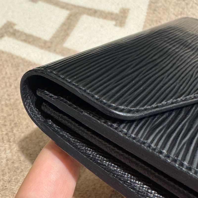 LV M60182黑色Epi釦式長夾 中性款超耐用-10