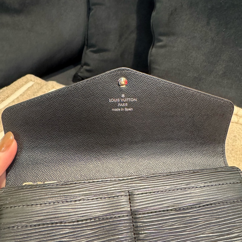 LV M60182黑色Epi釦式長夾 中性款超耐用-16