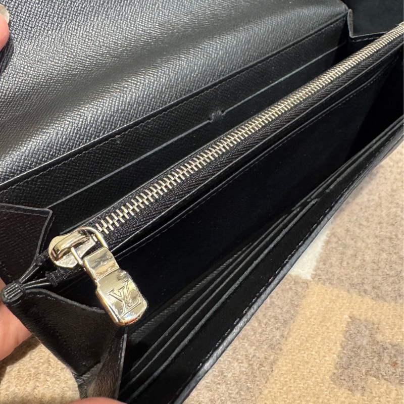 LV M60182黑色Epi釦式長夾 中性款超耐用-21