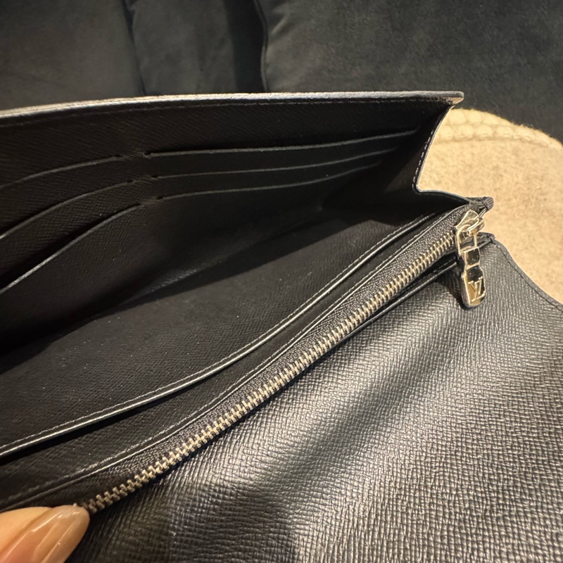 LV M60182黑色Epi釦式長夾 中性款超耐用-29