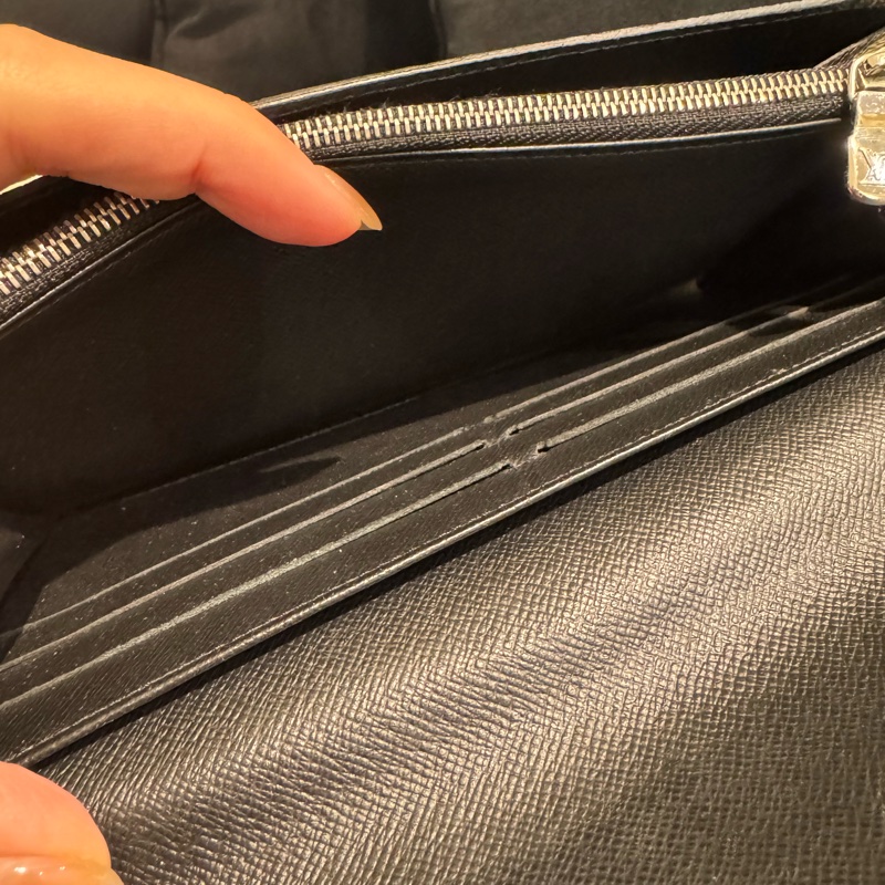 LV M60182黑色Epi釦式長夾 中性款超耐用-31