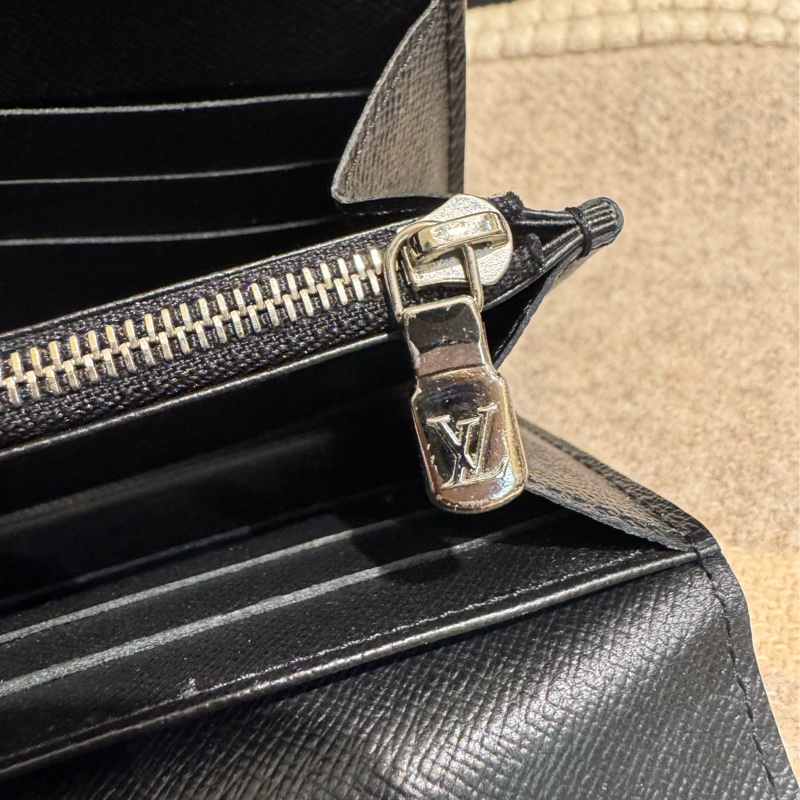 LV M60182黑色Epi釦式長夾 中性款超耐用-35