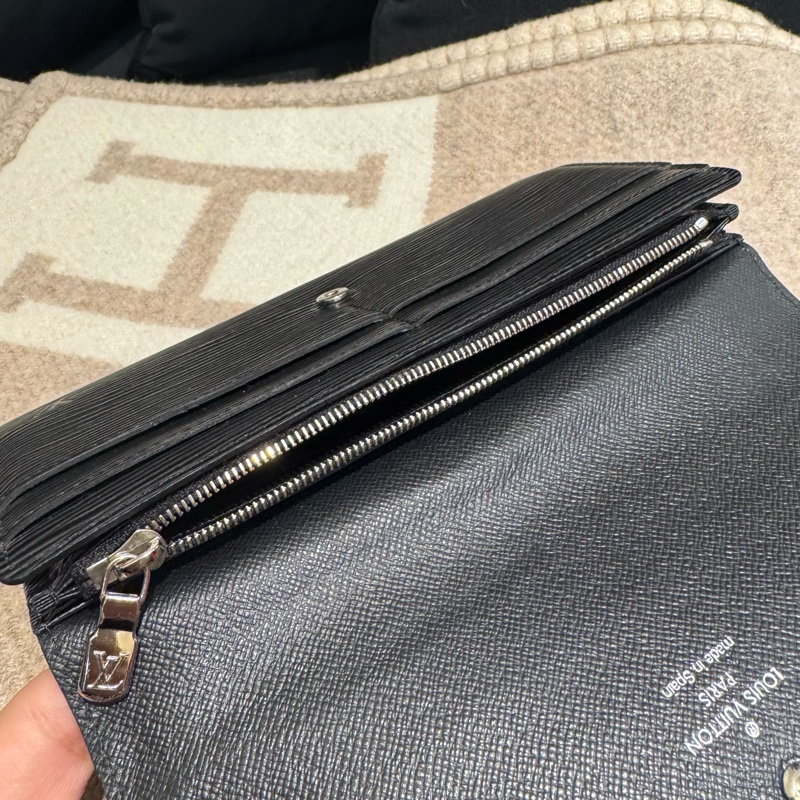 LV M60182黑色Epi釦式長夾 中性款超耐用-43
