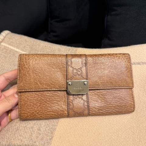 Gucci咖皮革小鐵牌釦式長夾  超好用✨價格超甜