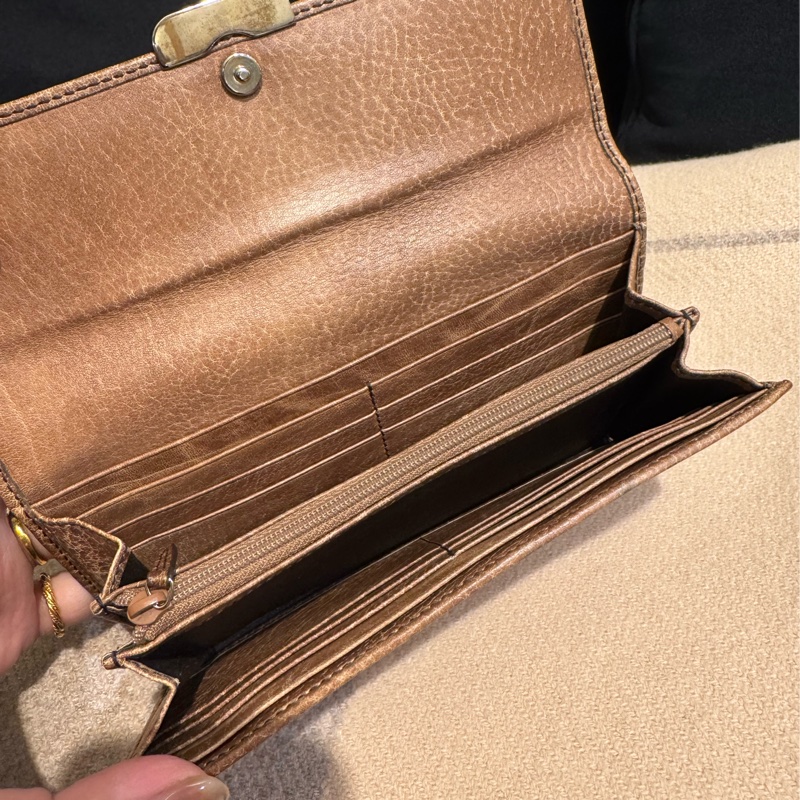 Gucci咖皮革小鐵牌釦式長夾  超好用✨價格超甜-18