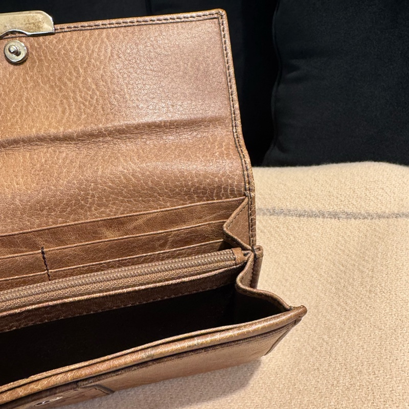 Gucci咖皮革小鐵牌釦式長夾  超好用✨價格超甜-19