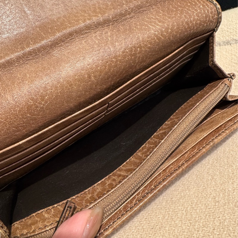 Gucci咖皮革小鐵牌釦式長夾  超好用✨價格超甜-22