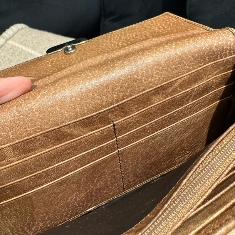 Gucci咖皮革小鐵牌釦式長夾  超好用✨價格超甜-23