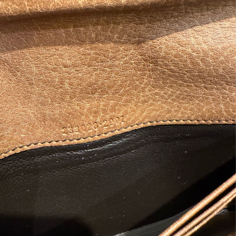 Gucci咖皮革小鐵牌釦式長夾  超好用✨價格超甜-25