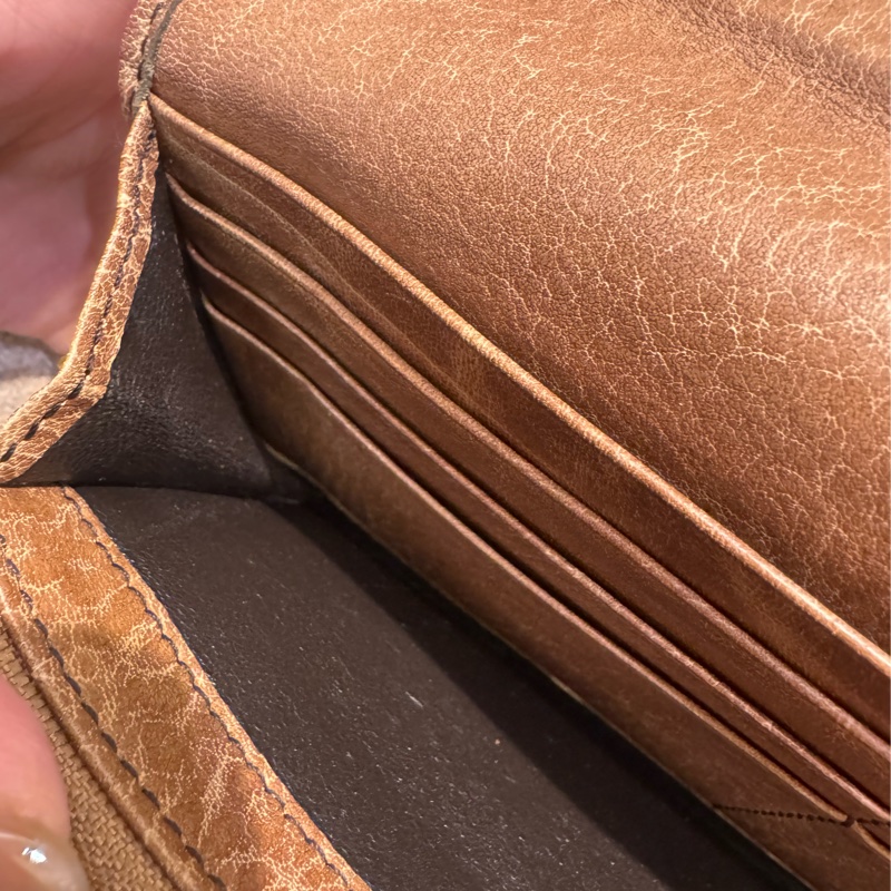 Gucci咖皮革小鐵牌釦式長夾  超好用✨價格超甜-29