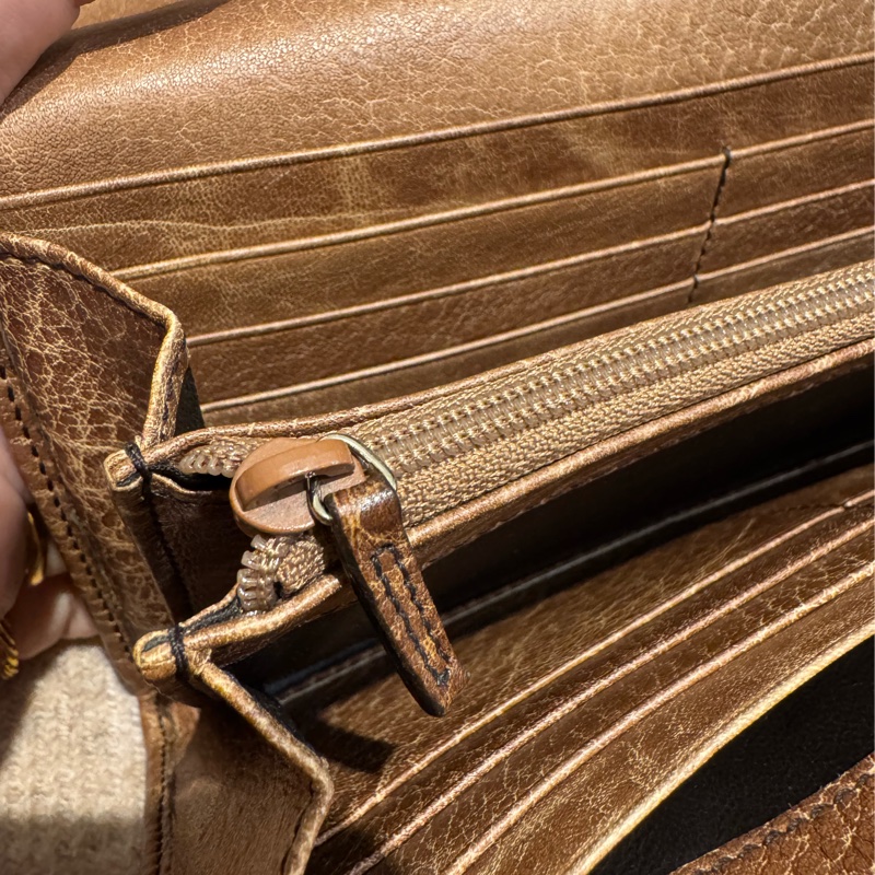 Gucci咖皮革小鐵牌釦式長夾  超好用✨價格超甜-32