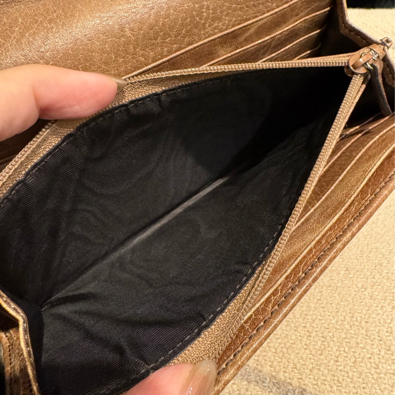 Gucci咖皮革小鐵牌釦式長夾  超好用✨價格超甜-33