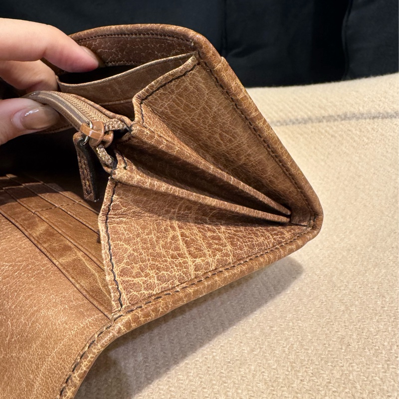 Gucci咖皮革小鐵牌釦式長夾  超好用✨價格超甜-35