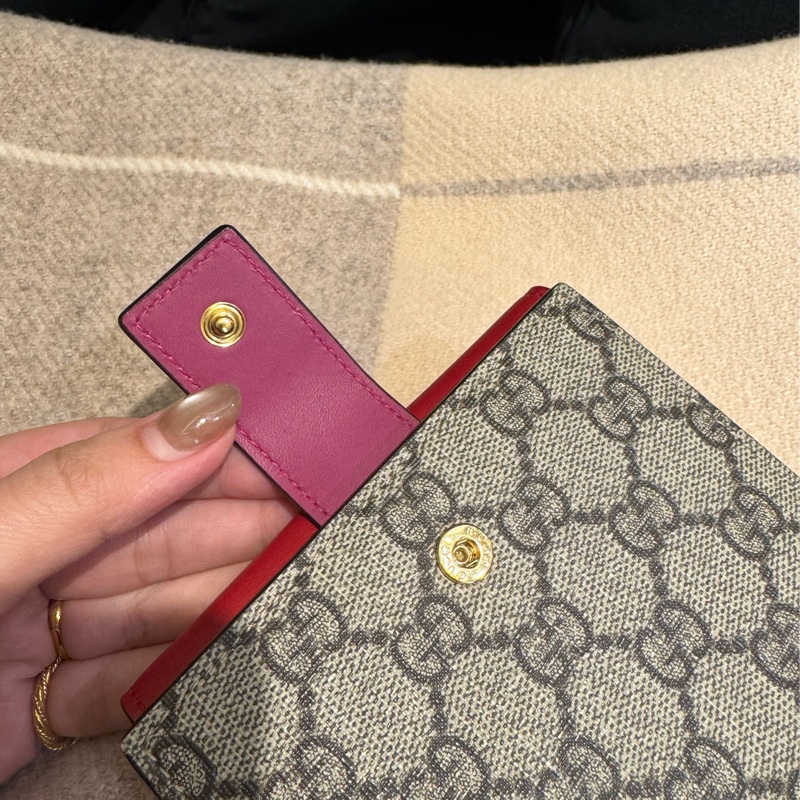 Gucci紅皮革/pvc雙面釦式短夾   超好看😻-18