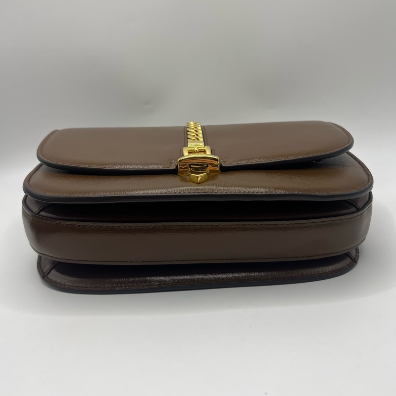 Gucci Sylvie 1969马鞍包 棕色皮革+金色链条，复古气质满分 尺寸25x17.5x9cm 肩带可调节，单肩斜挎都可 日常通勤，文艺穿搭都很合适-4