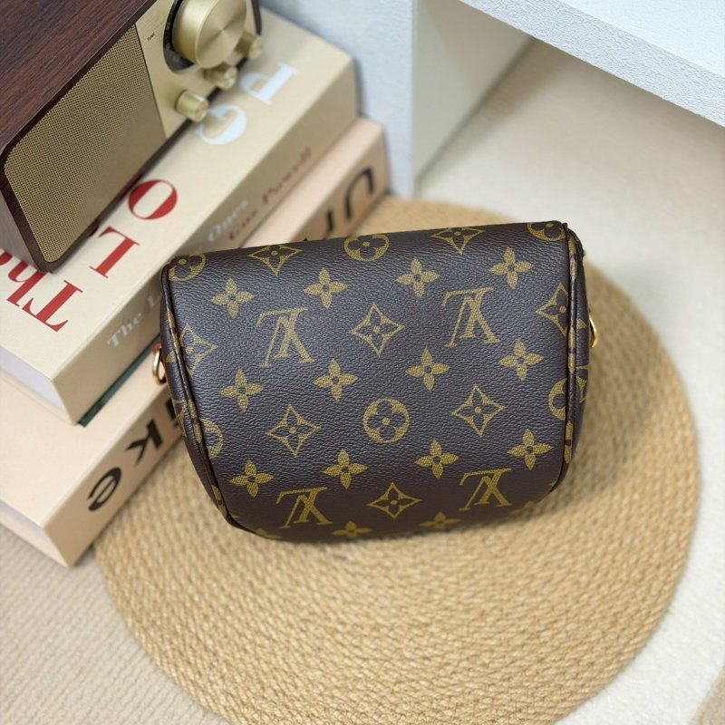 (實品超可愛😍😍)🏷LV 路易威登．Mini Bumbag M82335-1