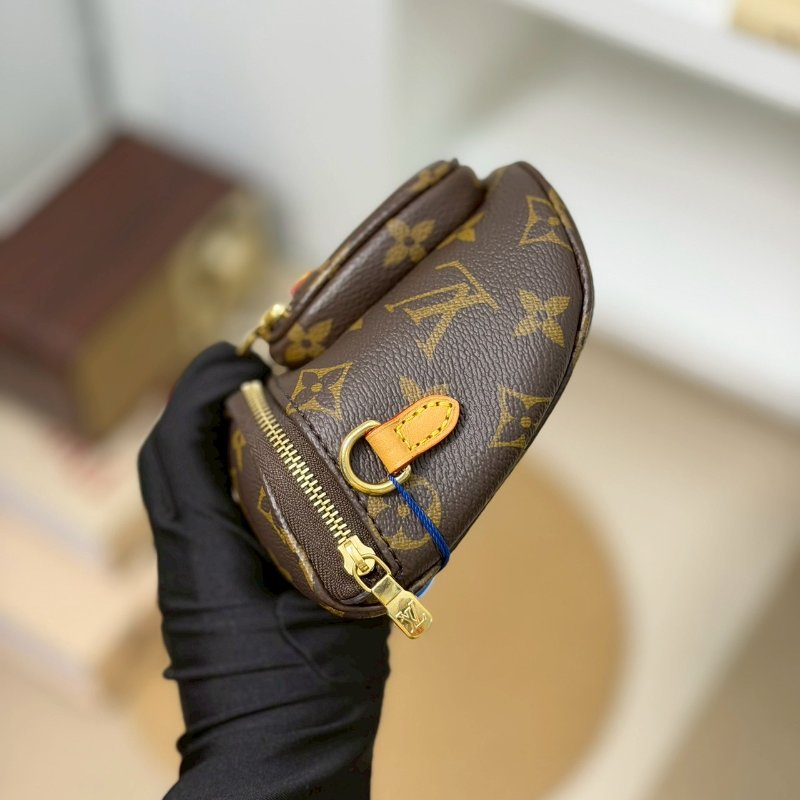 (實品超可愛😍😍)🏷LV 路易威登．Mini Bumbag M82335-2