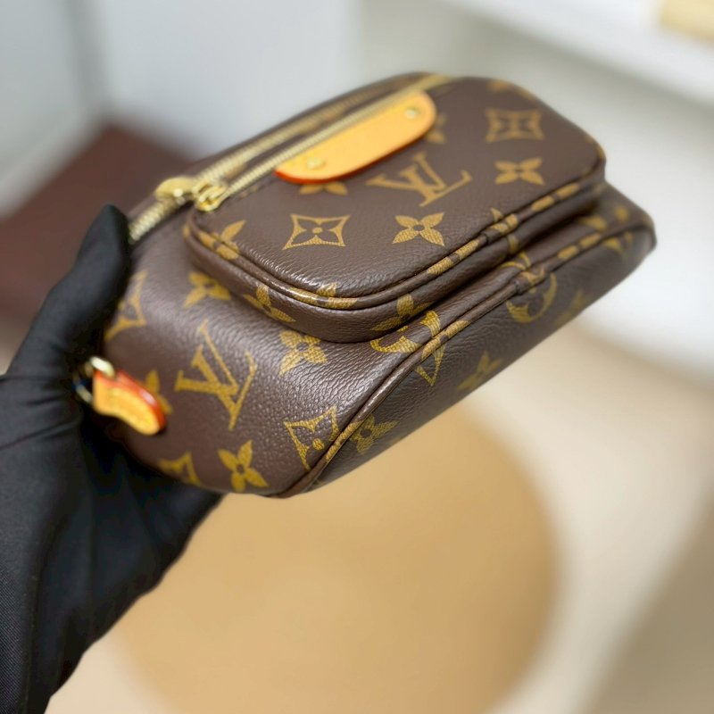 (實品超可愛😍😍)🏷LV 路易威登．Mini Bumbag M82335-4
