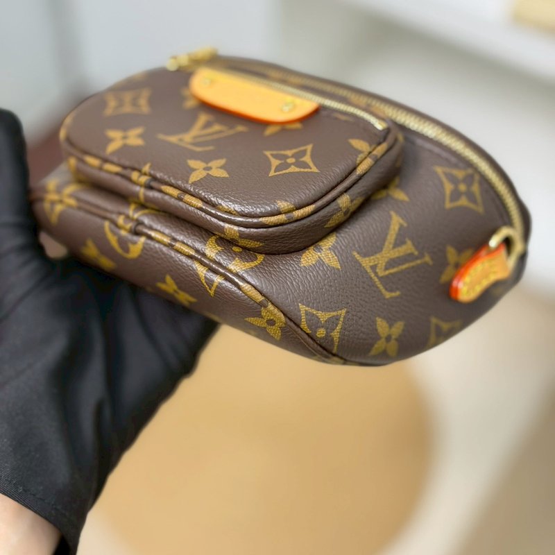 (實品超可愛😍😍)🏷LV 路易威登．Mini Bumbag M82335-5