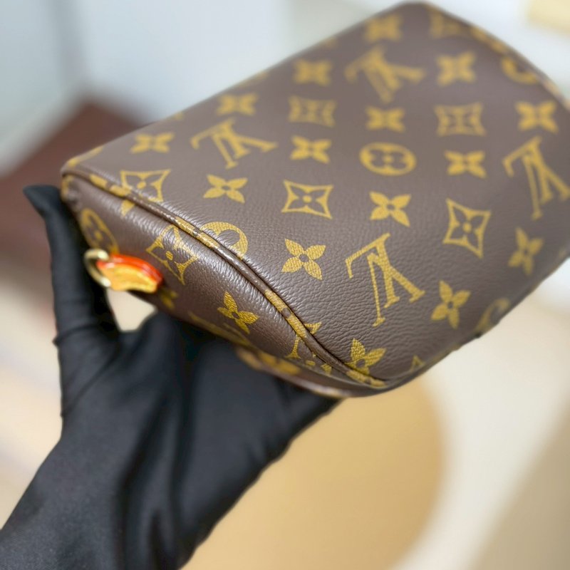 (實品超可愛😍😍)🏷LV 路易威登．Mini Bumbag M82335-6