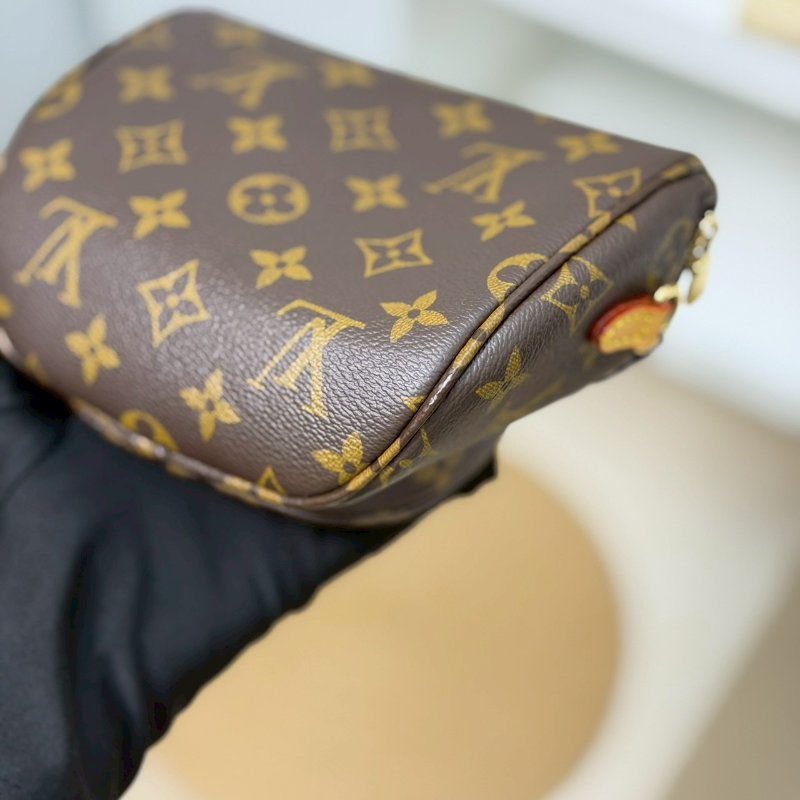 (實品超可愛😍😍)🏷LV 路易威登．Mini Bumbag M82335-7