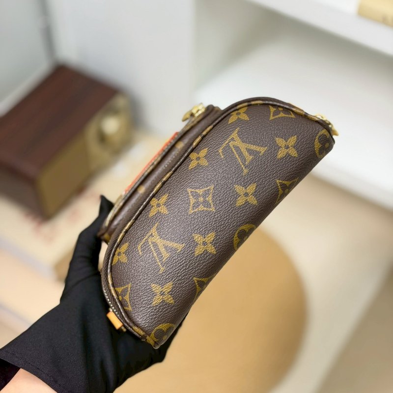 (實品超可愛😍😍)🏷LV 路易威登．Mini Bumbag M82335-8