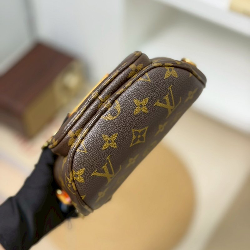 (實品超可愛😍😍)🏷LV 路易威登．Mini Bumbag M82335-9