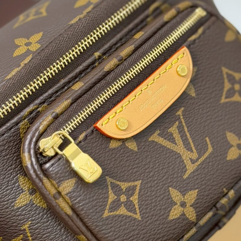 (實品超可愛😍😍)🏷LV 路易威登．Mini Bumbag M82335-10