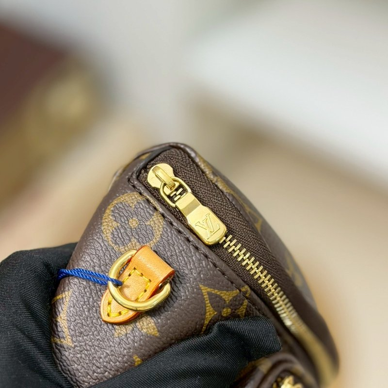 (實品超可愛😍😍)🏷LV 路易威登．Mini Bumbag M82335-11