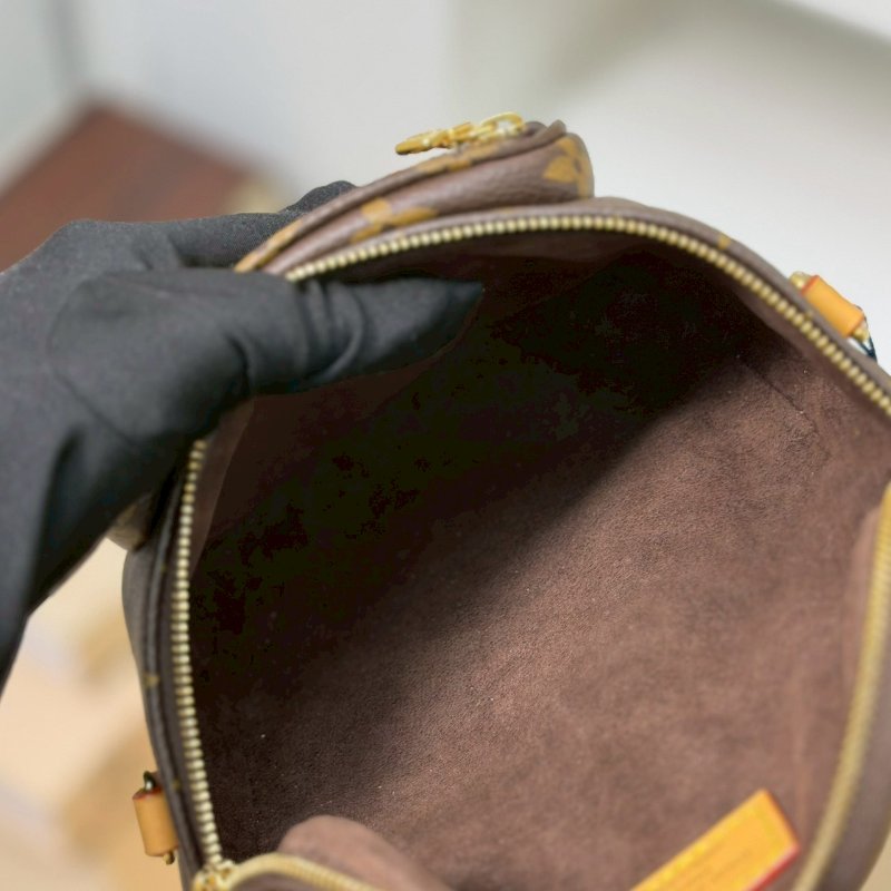(實品超可愛😍😍)🏷LV 路易威登．Mini Bumbag M82335-13