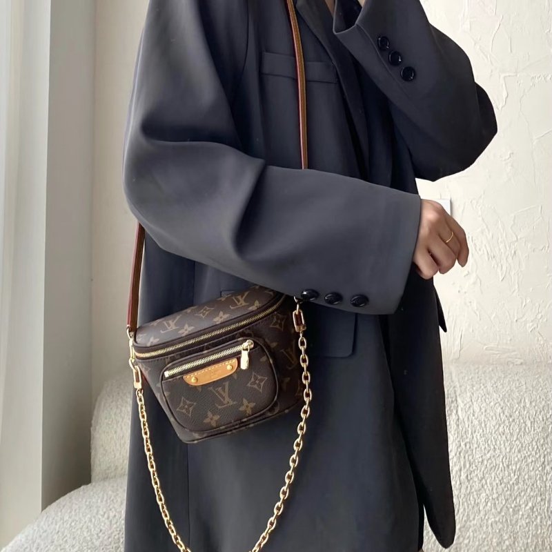 (實品超可愛😍😍)🏷LV 路易威登．Mini Bumbag M82335-18