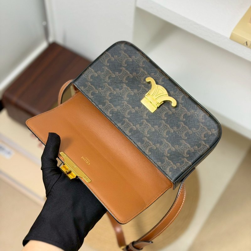 🏷Celine 瑟琳．Claude 凱旋門腋下包-17