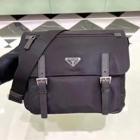 「JL精品代購」🌟熱銷款🌟 9新 Prada 郵差包