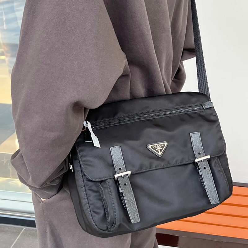 「JL精品代購」🌟熱銷款🌟 9新 Prada 郵差包-1