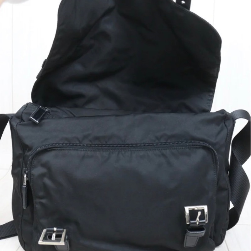 「JL精品代購」🌟熱銷款🌟 9新 Prada 郵差包-11