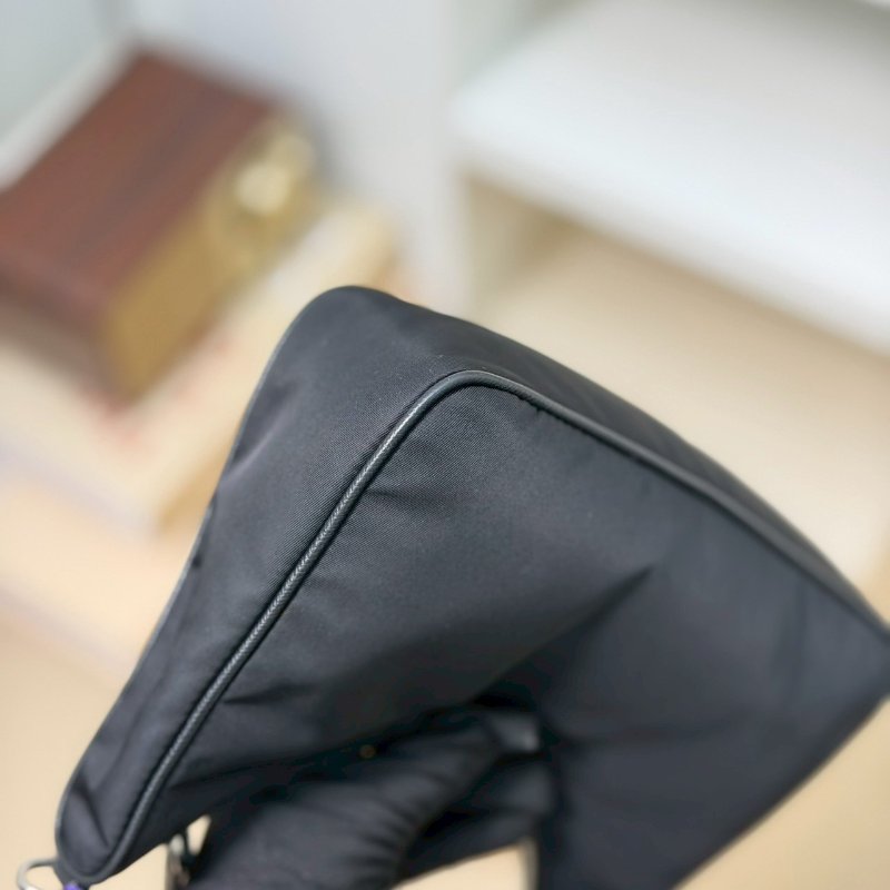 🏷Prada 普拉達．Re-Edition 2005 Hobo 三合一-6