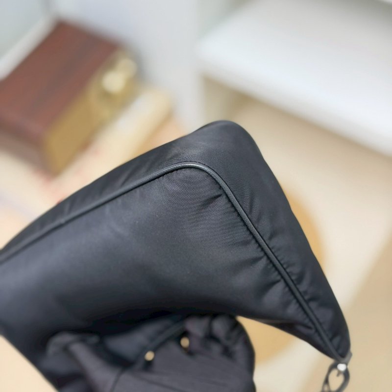 🏷Prada 普拉達．Re-Edition 2005 Hobo 三合一-7