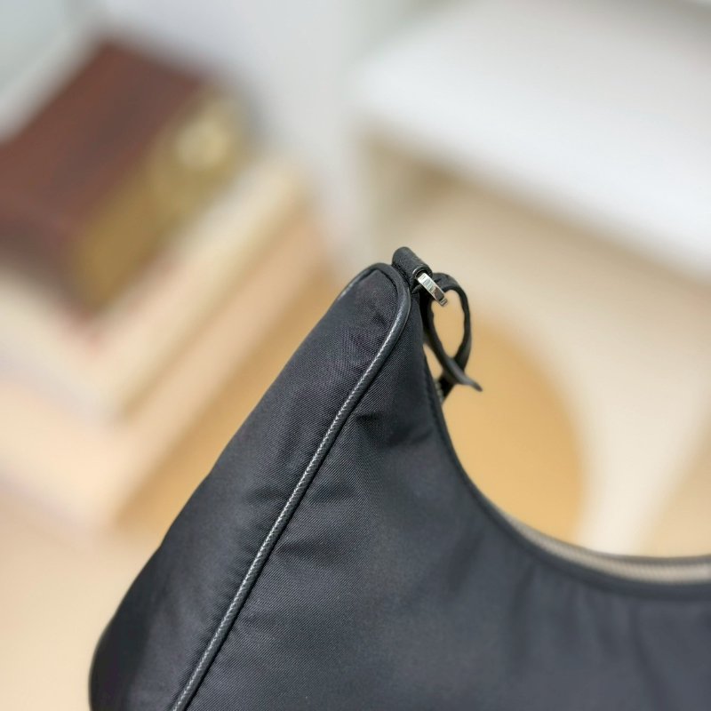 🏷Prada 普拉達．Re-Edition 2005 Hobo 三合一-10