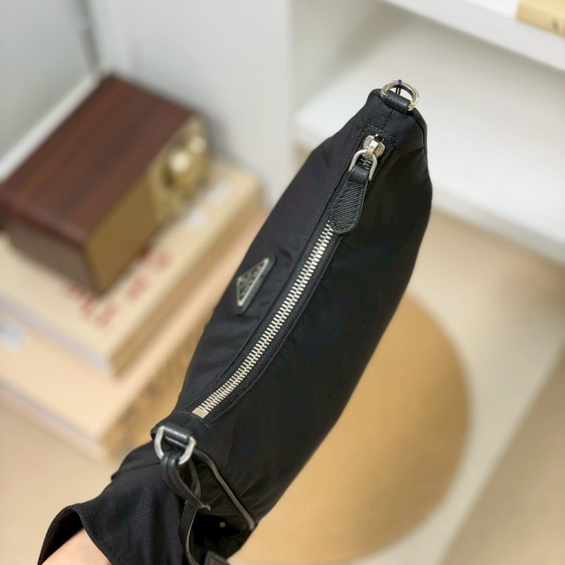 🏷Prada 普拉達．Re-Edition 2005 Hobo 三合一-13
